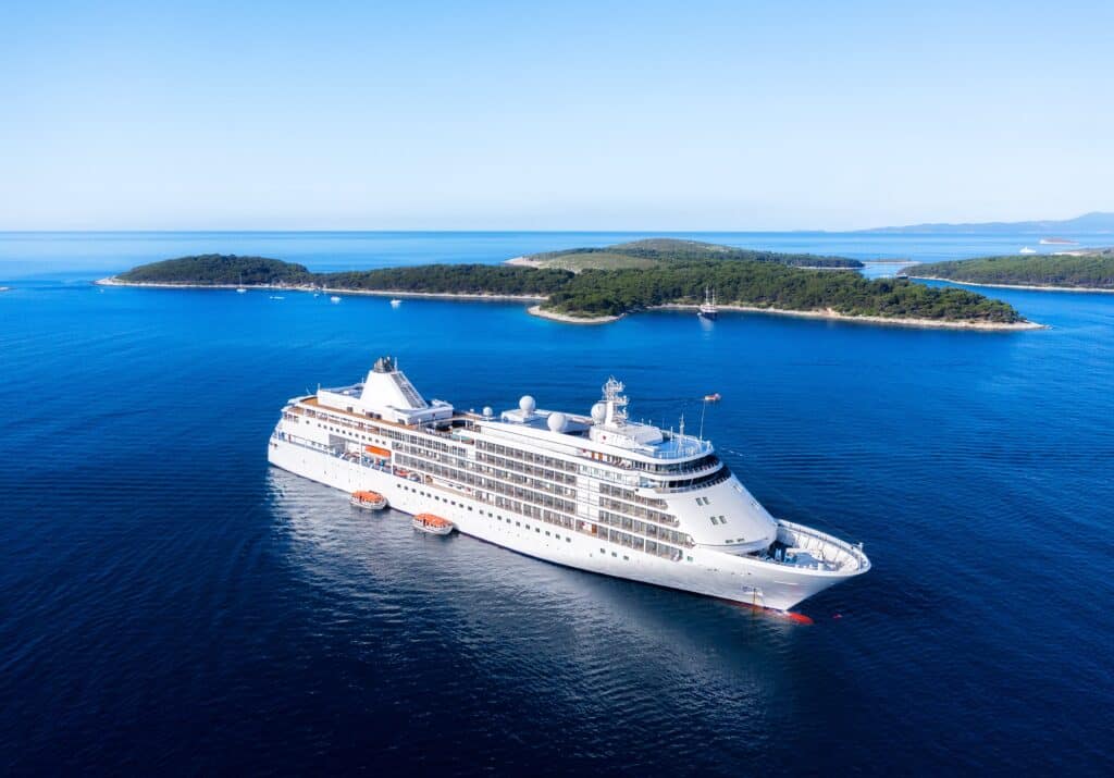 crusie-ship-in-the-middle-of-the-ocean